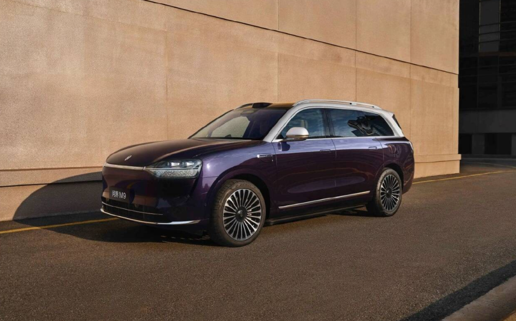 问界M9祝您新年手到福来