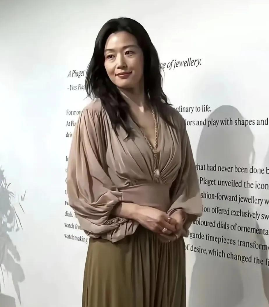 岁月饶过谁？44岁的全智贤也变成了大妈，她居然连眼袋也不去做掉。人一过40真