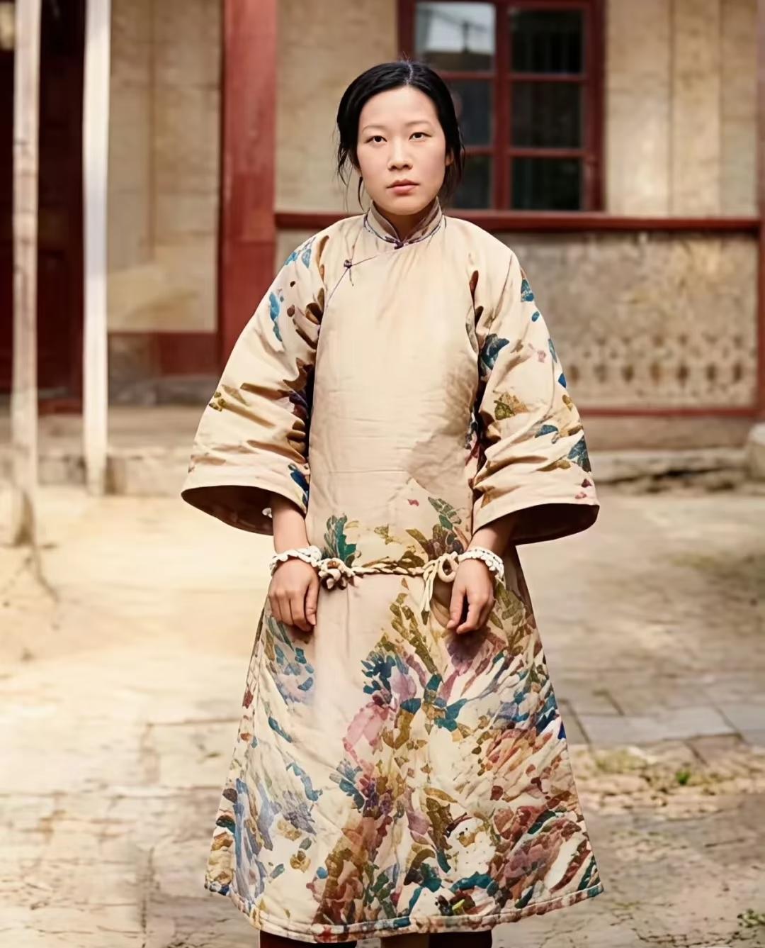 东北双枪女悍匪张素贞外号（驼龙），16岁被卖妓院，后被匪首“大龙”赎身做压寨夫人
