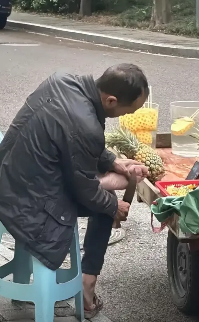 可怜之人，必有可恨之处。别说做小生意人不容易，心术不正的人，对消费者没有敬畏之心