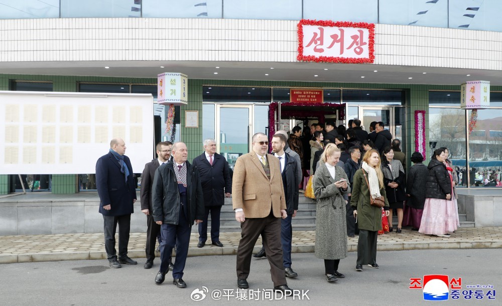 【外国客人和旅华同胞参观平壤市一些投票站】朝中社平壤３月１６日电　俄罗斯、瑞典、