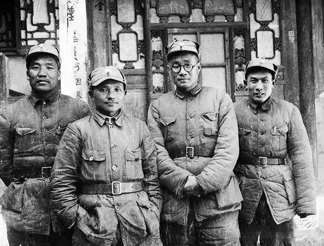 在民族存亡之际，老蒋为什么只给八路军三个师的编制？七七事变后，中国人民抗日战争正