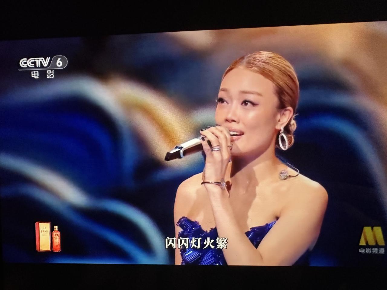 容祖儿、周笔畅这一组还是不错的。今晚的湾区直播晚会就是一场唱功大考。谁唱的好