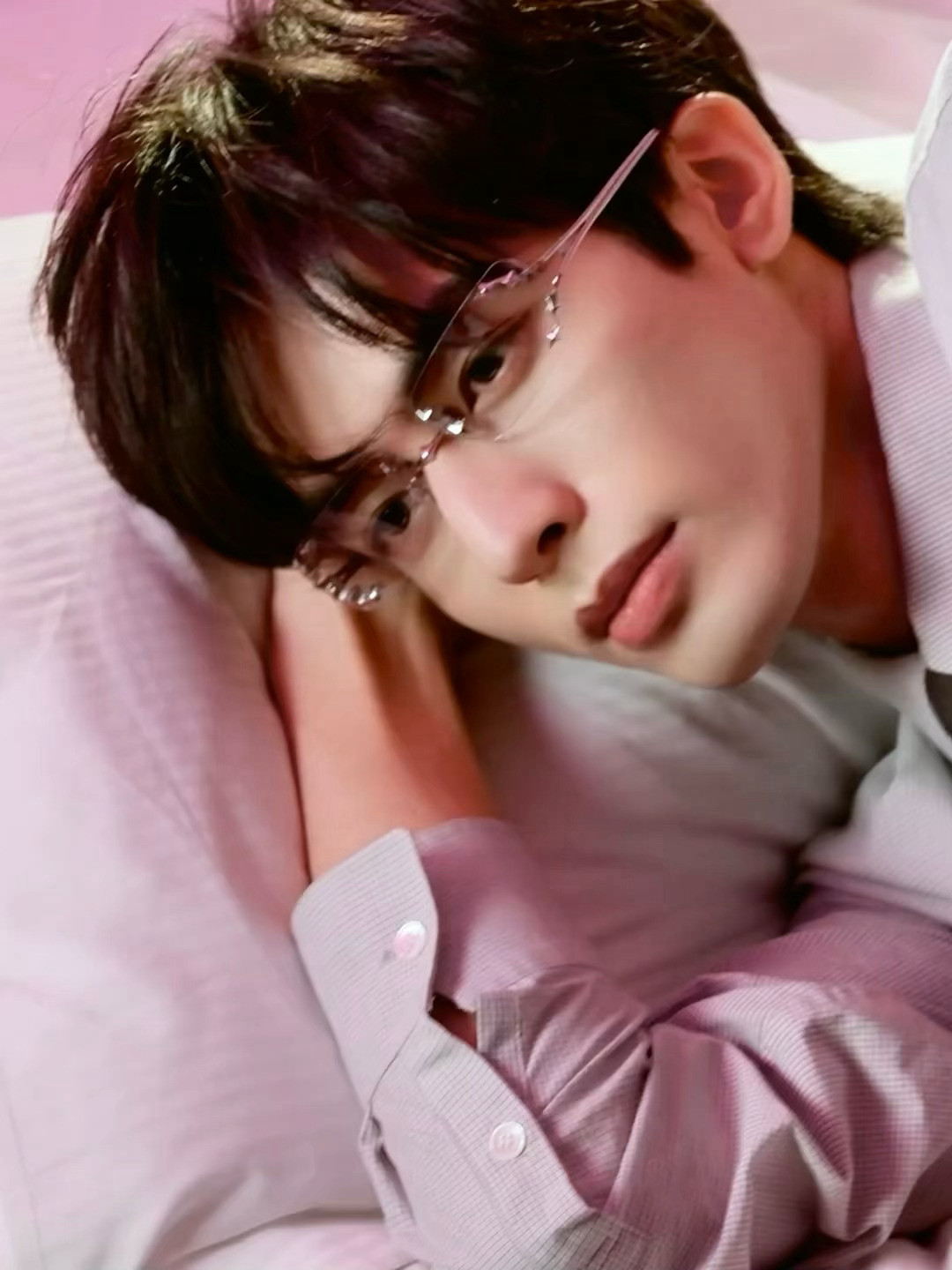 此男倒在床上这一下我眼睛瞬间就瞪大了…宋威龙倒在床上这一下宋威龙无框眼镜衬衫造型