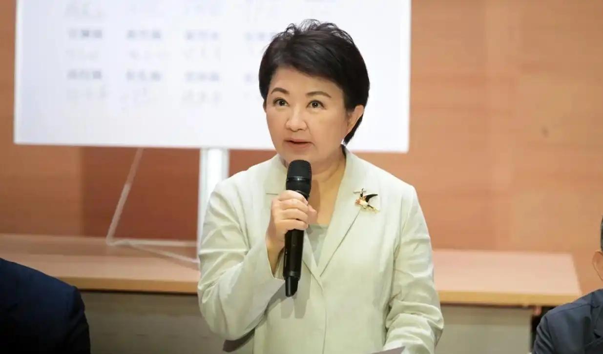 国民党籍台中市长卢秀燕于11月14日，竟然为被大陆警方立案通缉的“台独”打手“八