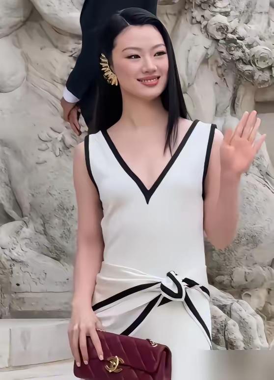 张子枫和单依纯同框！两个小姑娘颜值都很高呀，身材也都很好，张子枫穿着黑色吊带运