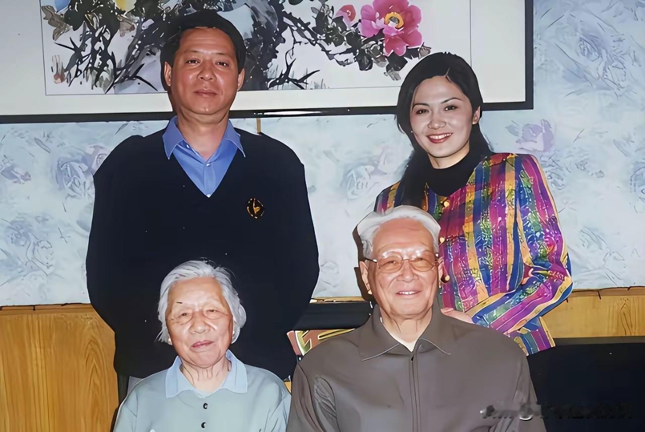 这张温馨的家庭合影，定格了张震将军一家团聚的美好时刻。端坐的张震将军精神矍铄，