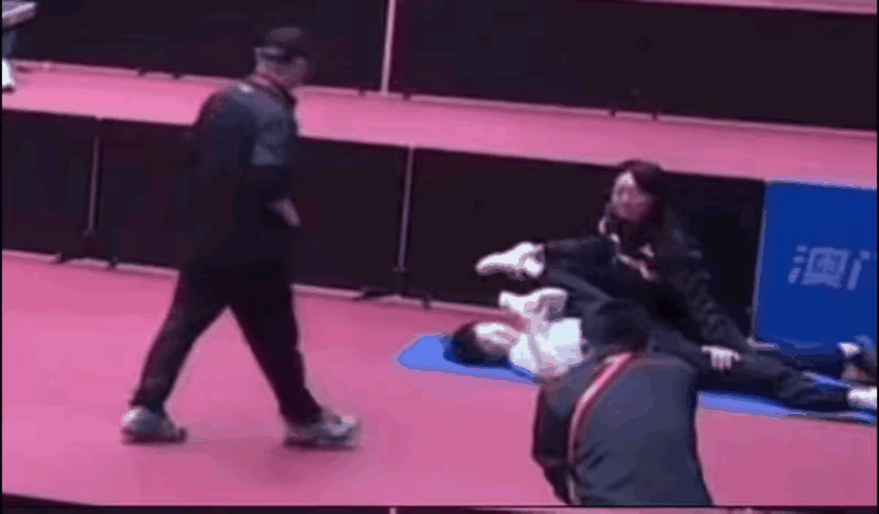 小杨教练和莎莎的“名场面”，笑翻网络！[捂脸哭]昨天莎莎正在做拉伸运动时，小杨教