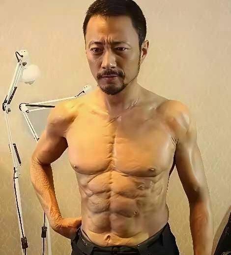 张涵予曾经真是对自己太不自信，为了拍戏戴假胸肌，腹肌。那时候真的以假乱真，因为