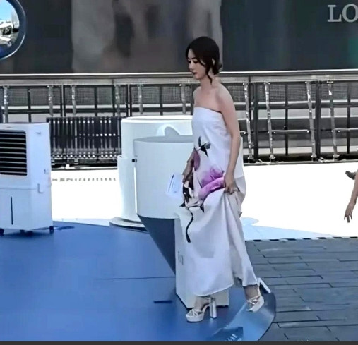 第一次对赵丽颖的美貌有了实感！赵丽颖去成都参加活动，36度的高温，并没有让她