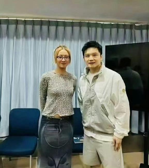 这个美女是来"碰瓷"小胖流量的吧。感觉她是不是故意把裙子穿反了哈。[呲牙笑][