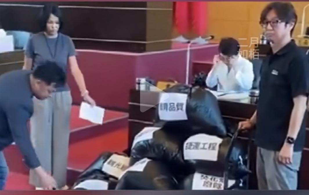 尴尬了，台中市长卢秀燕被绿营当场丢垃圾。22日台中议场上，绿营议员将贴有各类