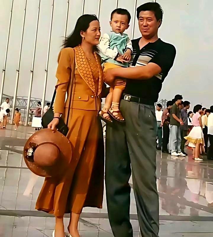 看完黄景瑜爸妈，就知道啥叫基因彩票了。老照片里，他爸魁梧高大，起码一米八多。