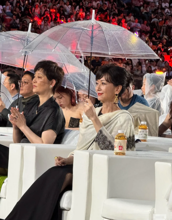71岁赵雅芝与58岁徐帆活动同框，两位奶奶级别的人，完全不见老态，逆龄状态