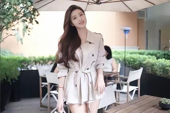 优雅漫步在户外咖啡馆，享受阳光与美好时光。