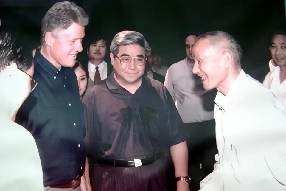 1998年，美国总统克林顿在西安参观兵马俑时，突然提出要见一个人。这个人既非