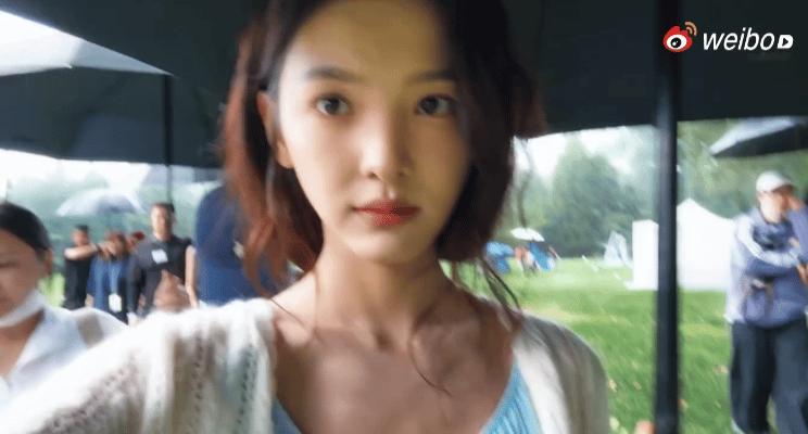 章若楠开心到转圈章若楠小女孩雨里转圈隔着屏幕都能感觉到章若楠开心到转圈的快乐！！