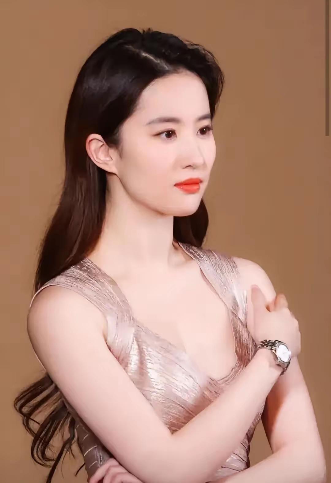 有网友刷到刘亦菲妈妈刘晓莉年轻时的旧照，直呼“太美了！”这哪里是“遗传了一点