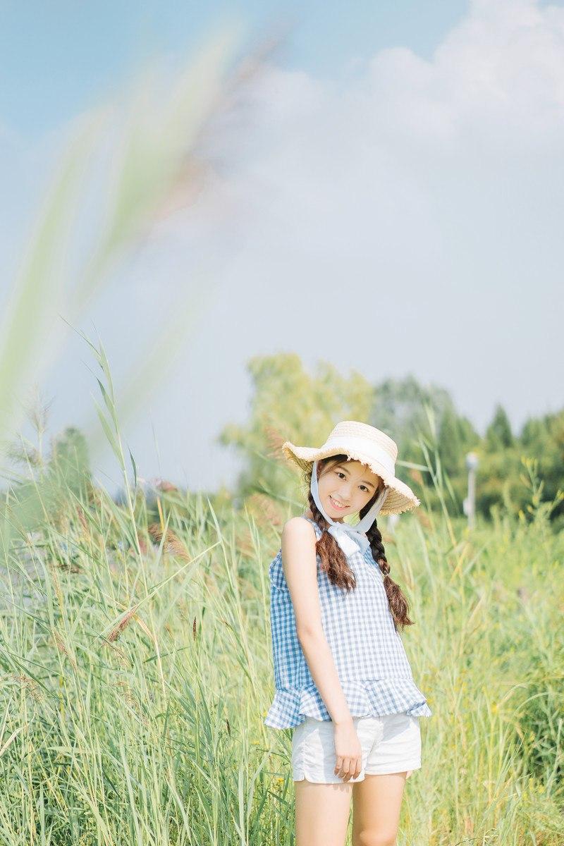 夏日田园少女，草帽与格子衫的清新搭配，笑靥如花，阳光明媚。分享美少女倩影田园