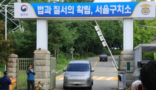 7日韩国尹前总统在当天上午金建希案特检组执行逮捕令的尝试失败后，前往了医务室。具