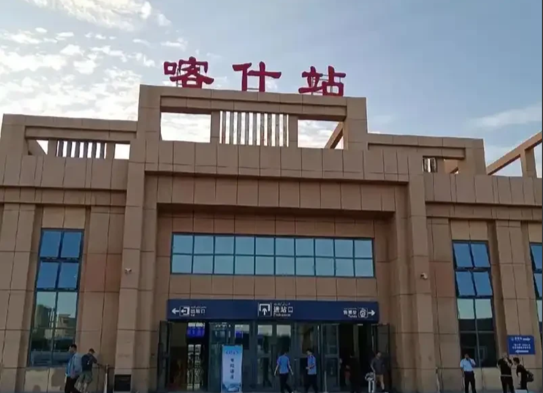 不少乘坐火车到喀什的网友都感到很困惑。喀什作为南疆的重镇、主要的旅游城市，还是经