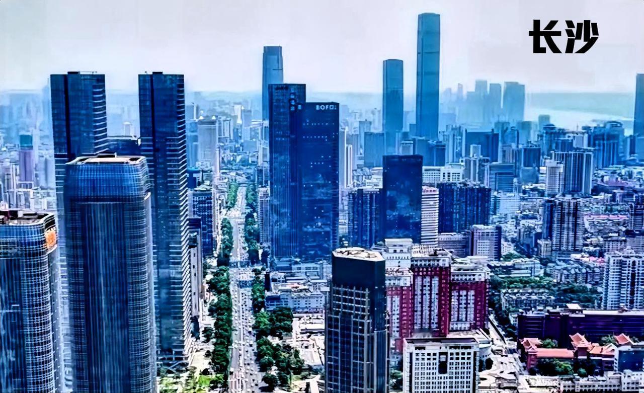 看下面长沙这个图，这样看长沙，长沙的高楼是不是有点少？除了前方这几栋外，后面看起