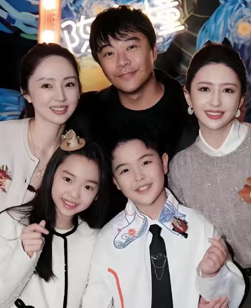 佟丽娅陈思诚儿子，至今不知父母离婚，原因有二！9月15日，佟丽娅在访谈中透露，