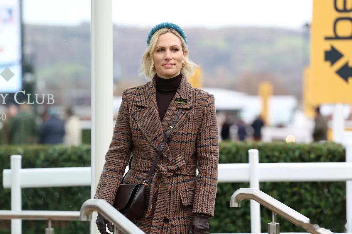 英国王室🇬🇧1月1日，安妮公主的女儿扎拉·廷德尔夫妇带着三个娃米娅、莉娜、