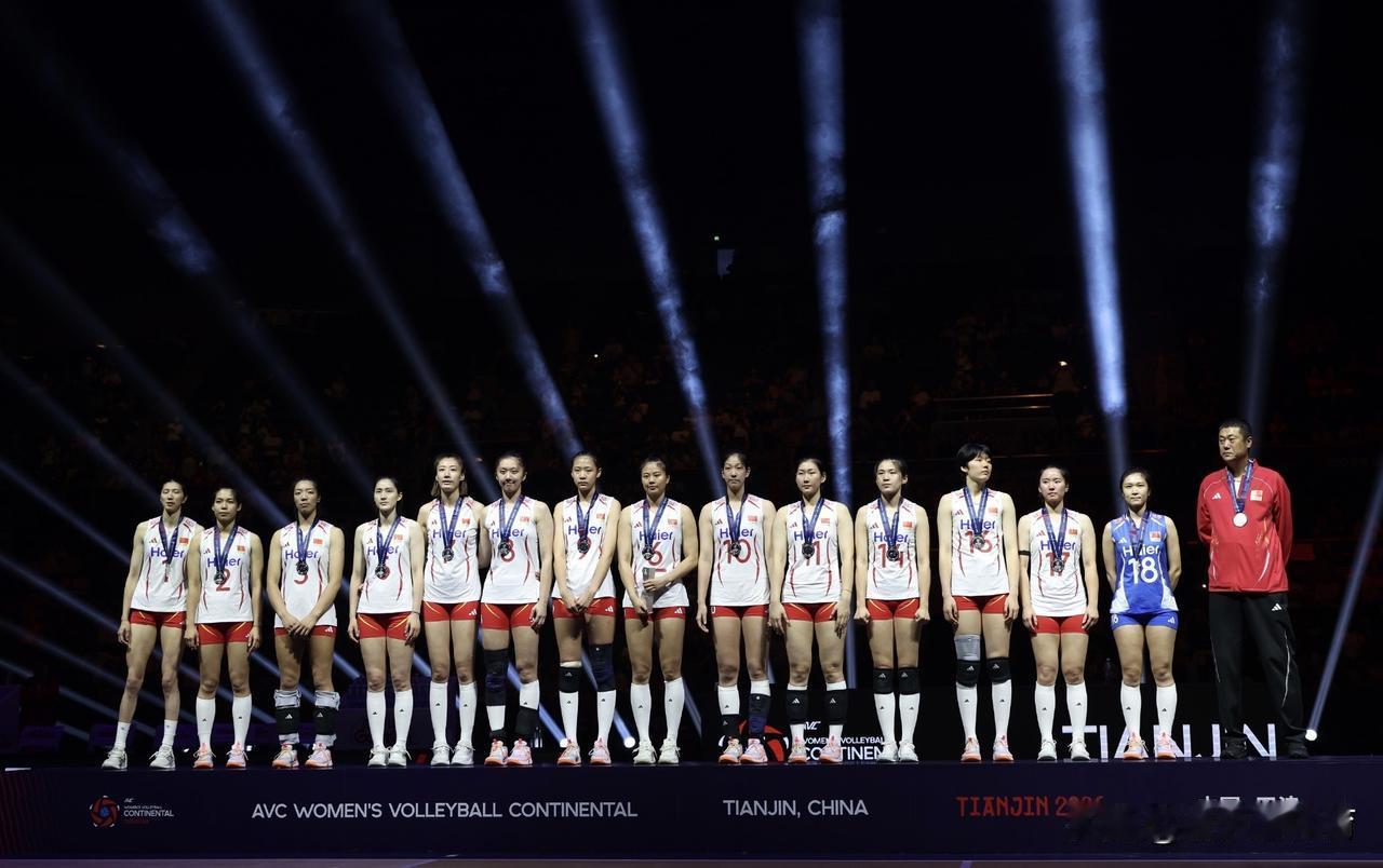 赵勇执教的这支年轻中国女排，真的特别需要一个冠军来抚慰她们脆弱的内心！这几年许多