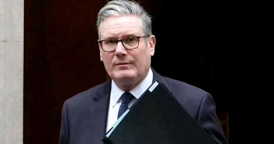 英国首相斯塔默近日公开表示，只要自己还有一口气，就将战斗到底，他强调，自己不会主