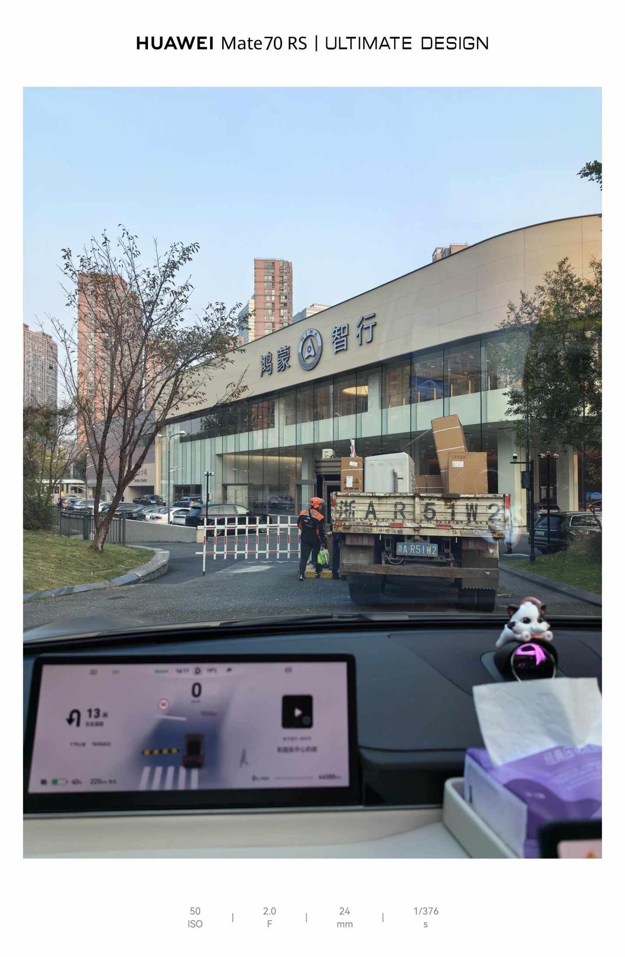 鸿蒙智行售后维修暖心体验前段时间突然发现车右后门的门把手弹不出来了，出现了一些