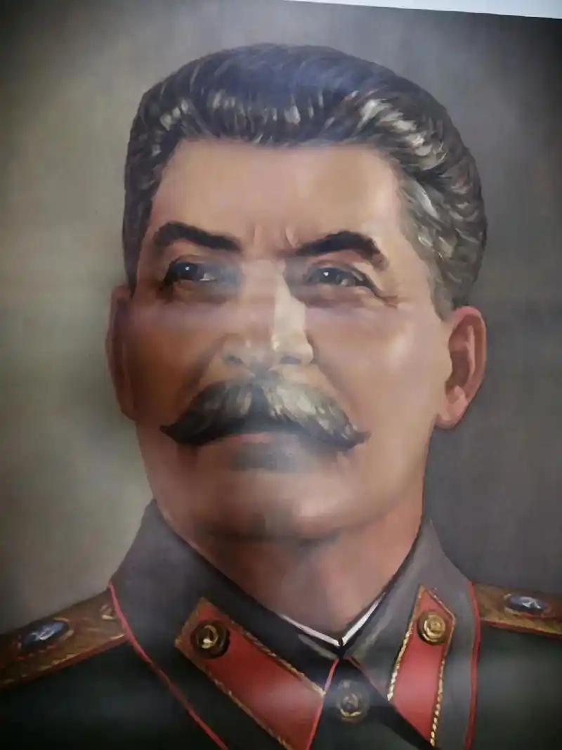 斯大林到底有多让人害怕？咱就这么说，世界上从来没有一个领袖，能像斯大林那样，