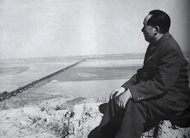 毛主席真是高明，不服不行！原来今天的渤海能完全属于中国，没有一艘外船胆敢驶入，完