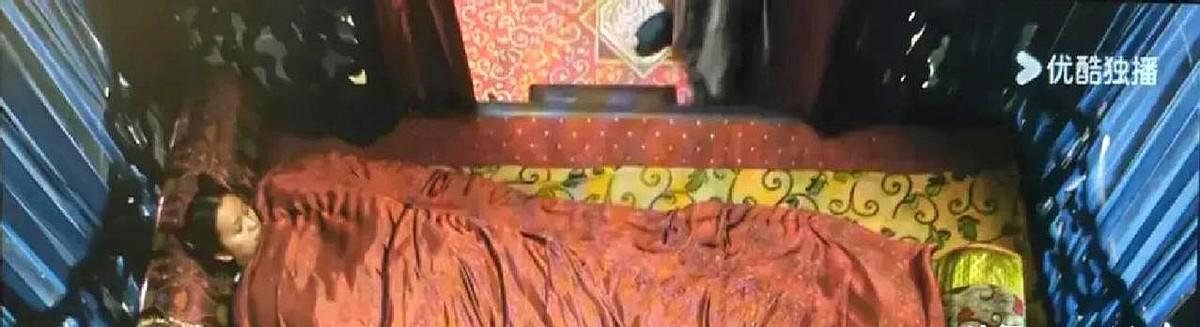 大明王朝1566里，最瘆人的一幕。八十岁的内阁首辅严嵩，冬天睡觉，让两个丫鬟