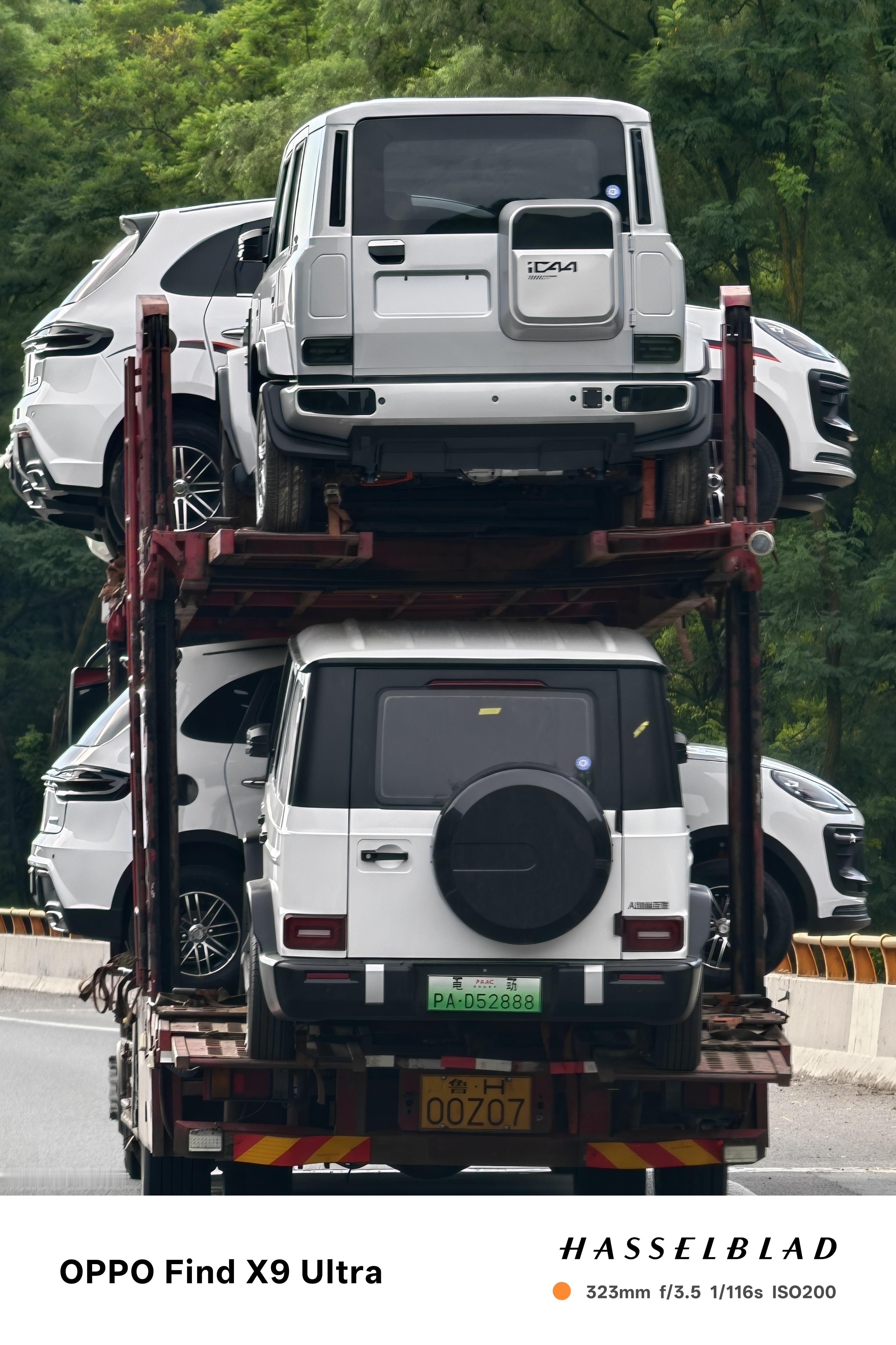 一开始真没分清这是老头乐还是正经车，尤其是上面那台，到侧面才发现是老头乐，这也太