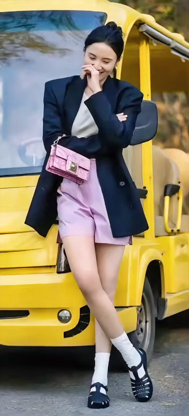 宋佳，173cm，靠在游览车上好开心，第一觉的黑皮凉鞋配白袜子原来还是这么好看，