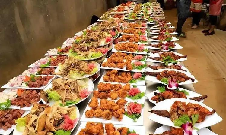 “不要脸的天花板！”浙江，一男老板嫁女儿大摆252桌宴席，每桌28道菜，邀请3天