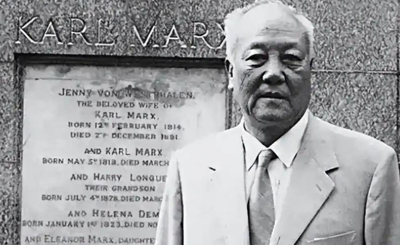 1996年，82岁的开国少将刘秉彦闯进老战友旷伏兆的灵堂，家属正准备把骨灰送往八