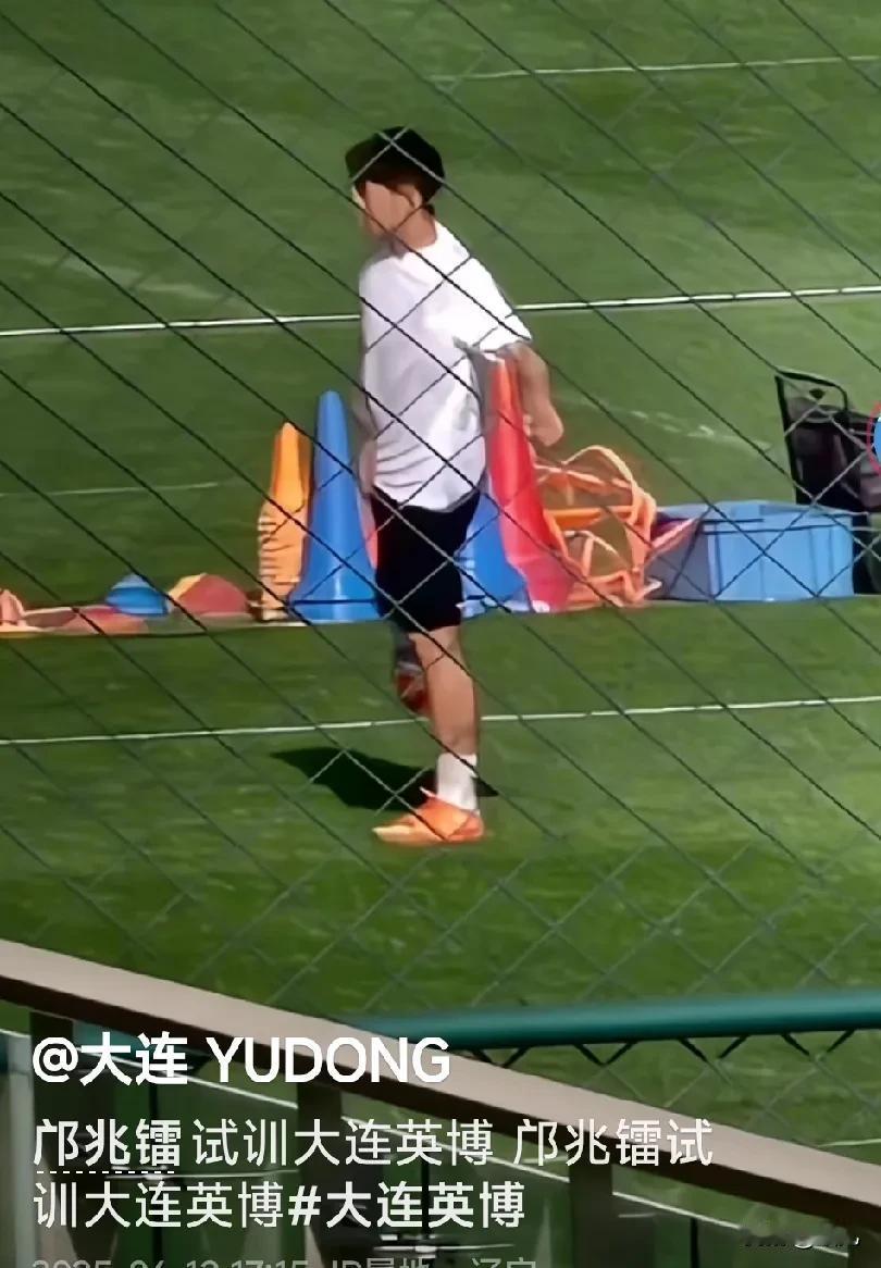 U16国少头号球星邝兆镭在中超球队大连英博训练。前些日子在法国蒙太古杯以及呼和