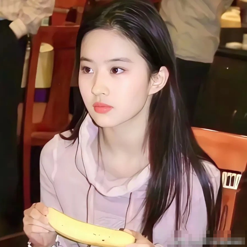 这么一对比感觉张柏芝的脸要高级的多，但刘亦菲已经是美女中的天花板了，能和她比还不
