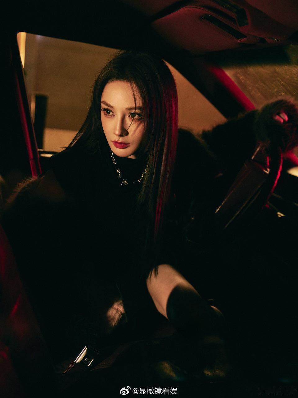 彭小苒镂空连体衣辣成啥了救命！彭小苒的镂空连体衣造型也太会了！搭配酷帅小皮裙，