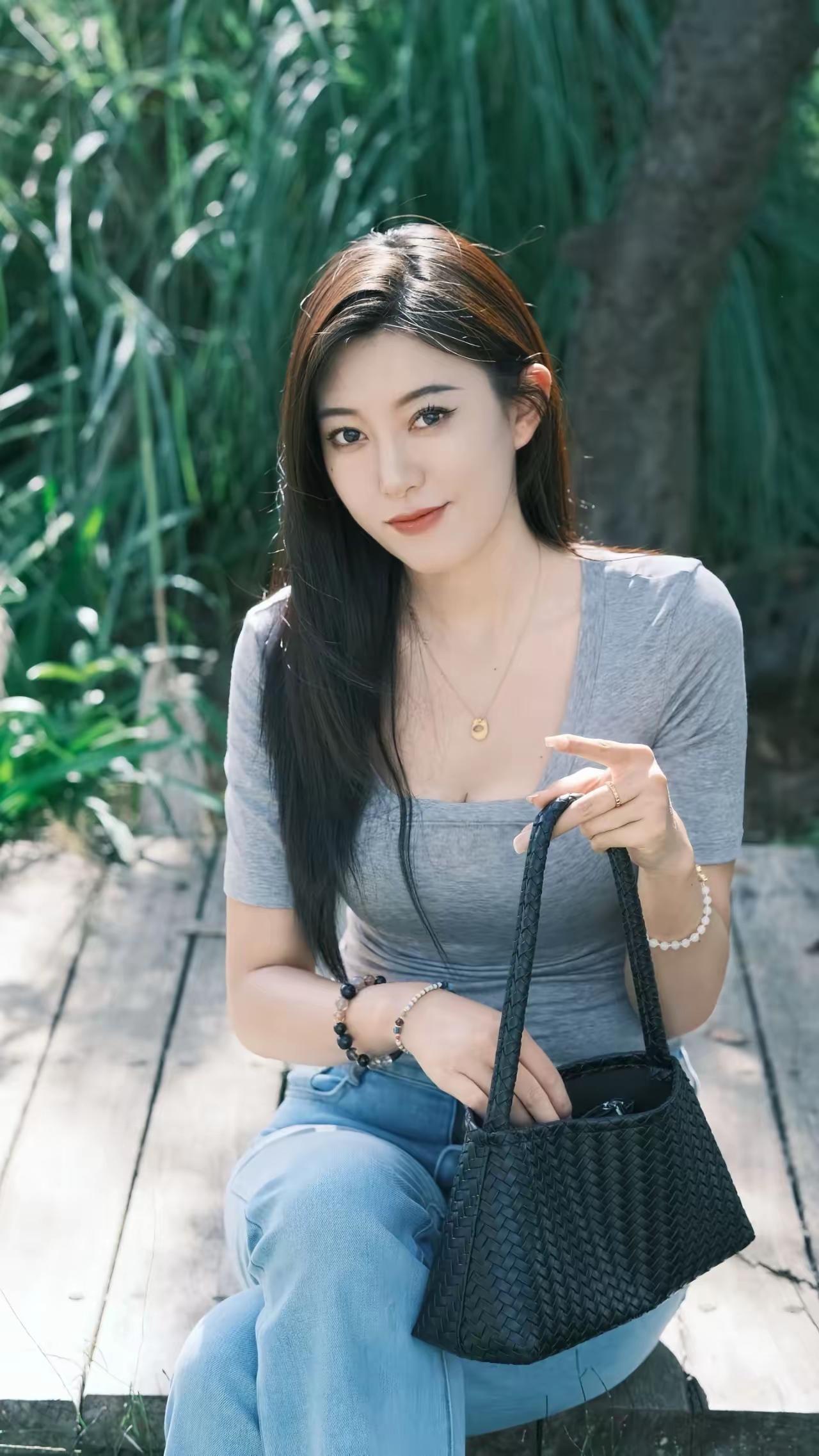 一个漂亮姑娘坐在公园长椅上。中年女人穿牛仔裤如何摆脱土气感?女生穿什么裤子最显