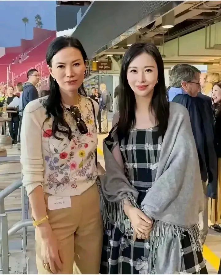 有钱真好，57岁的邓文迪比年轻时还好看，田朴珺和她站在一起看不出她们之间有13岁