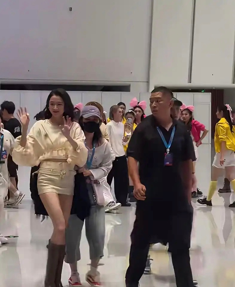 关晓彤那裙子，短到得专门配俩人举着黑布跟屁股后面挡​​​