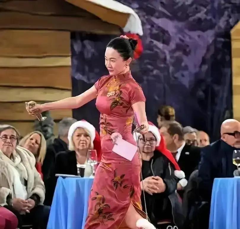 一件狗用冲锋衣，标价698，比你的还贵。别急着骂。你翻看标签：仿生毛发结构