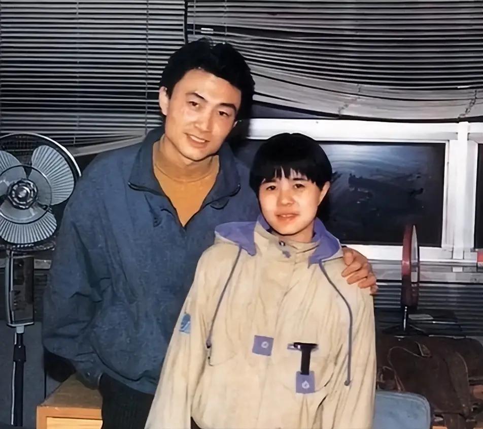 1988年，身材高大的央视主播王宁拉着刘纯燕去办事处领结婚证。谁知工作人员头都没