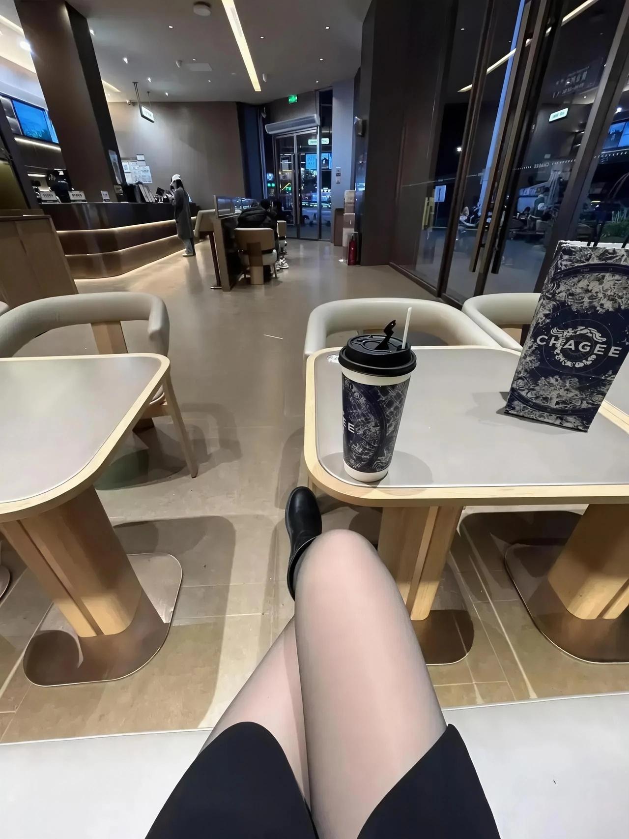 楼下的奶茶店，生意也太冷清了奶茶店