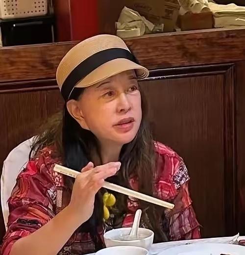 刘晓庆75岁拍戏摔倒，这一跤不是意外，是给所有不服老的人敲了警钟！一直以为她