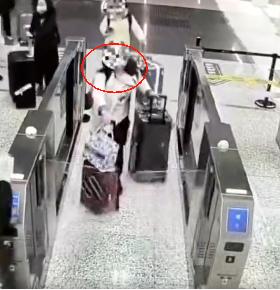 5月5日大象新闻报道，成都双流机场，一名入境旅客把112万人民币和1.8万美元缝