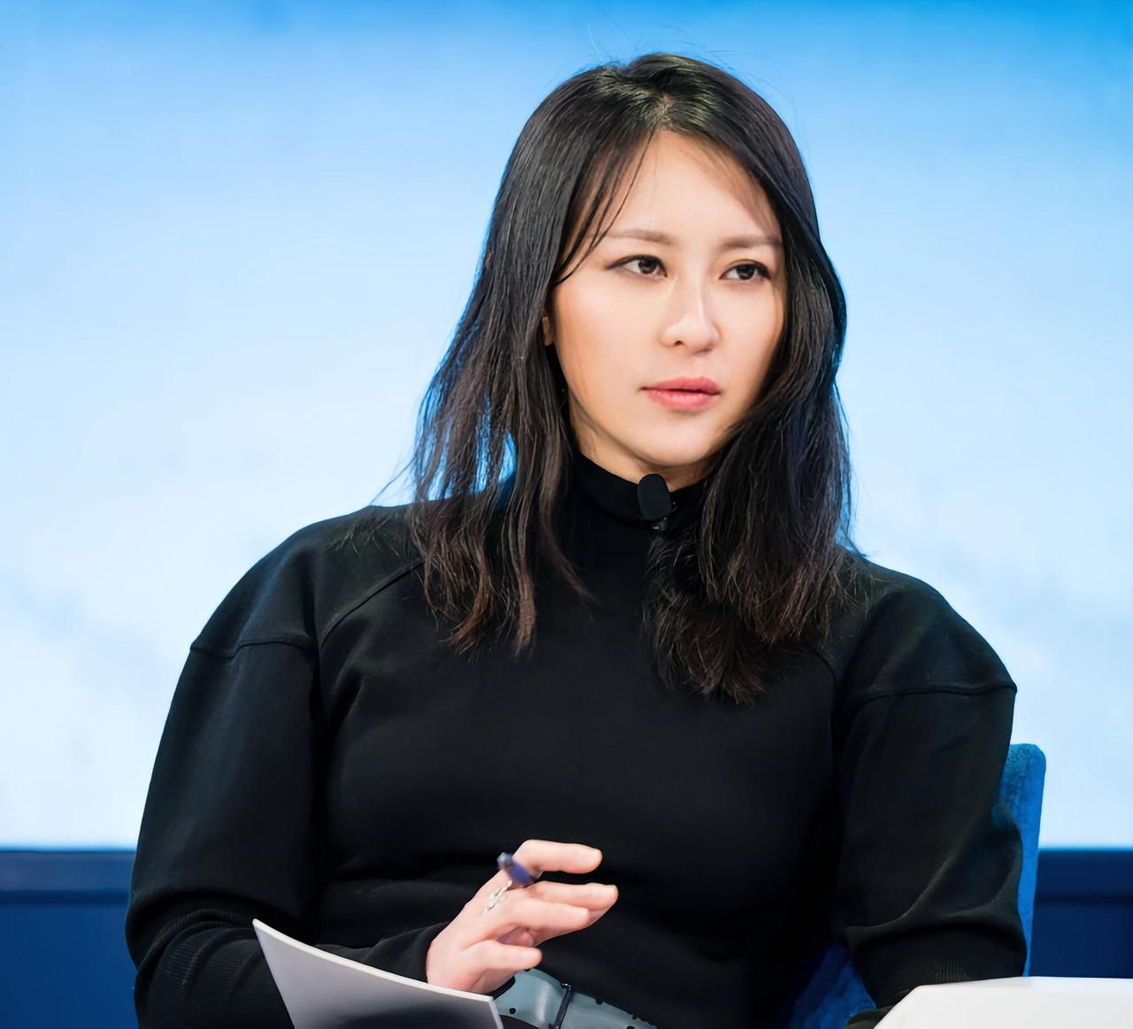 爱泼斯坦案本是美国的脏事，但最新披露的细节出现了一位疑似中国女性的名字，金刻羽。